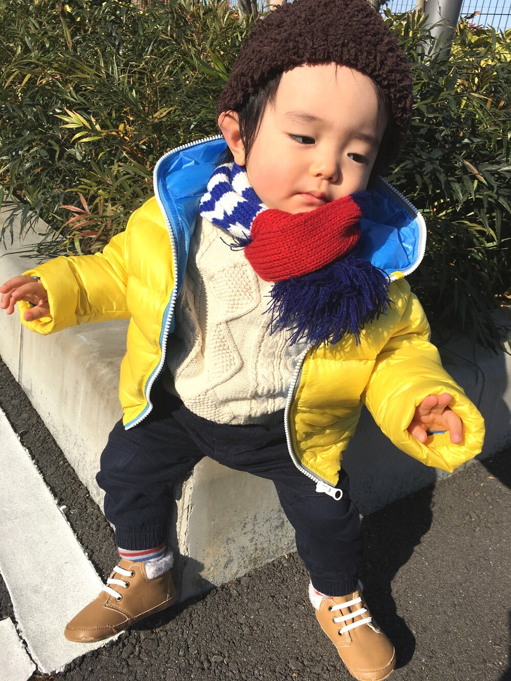 「カジュアル、おとこのこ、ダウンジャケット、どんぐり帽、ニット、ハイハイ期、晴れの日」｜「babyGAPのアイテム（ニット/セーター、ホワイト系）」を使った、88sota88さん（キッズ・70cm）の冬コーディネートの1枚目の写真