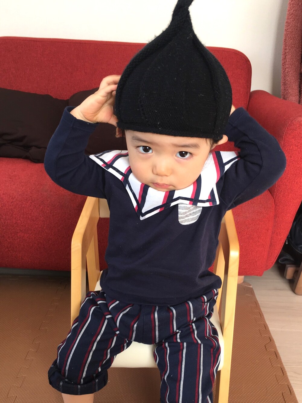 「男の子コーデ、ストライプパンツ、UNIQLO、マールマール、MARLMARL、こびと帽」｜「MARLMARLのMARLMARL collet スタイ (navy sailor)（スタイ/よだれかけ、ブルー系）」を使った、88sota88さん（キッズ・70cm）の冬コーディネートの1枚目の写真