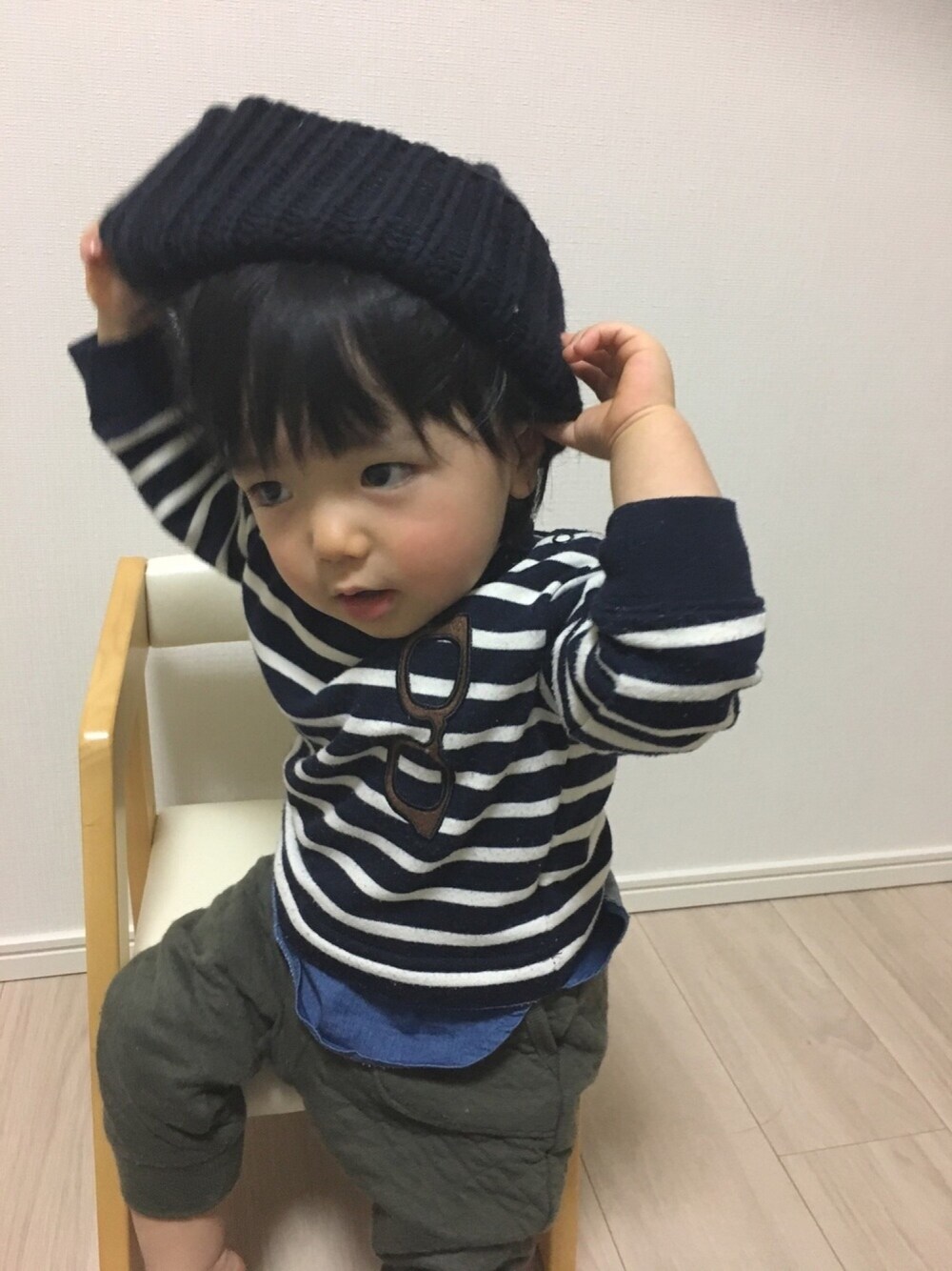 「パパコーデ、ニット帽、ユニクロ、petit main、UNIQLO、キッズコーデ、おとこのこ」｜「petit mainのアイテム（Tシャツ/カットソー、ブラック系）」を使った、88sota88さん（キッズ・70cm）の春コーディネートの1枚目の写真