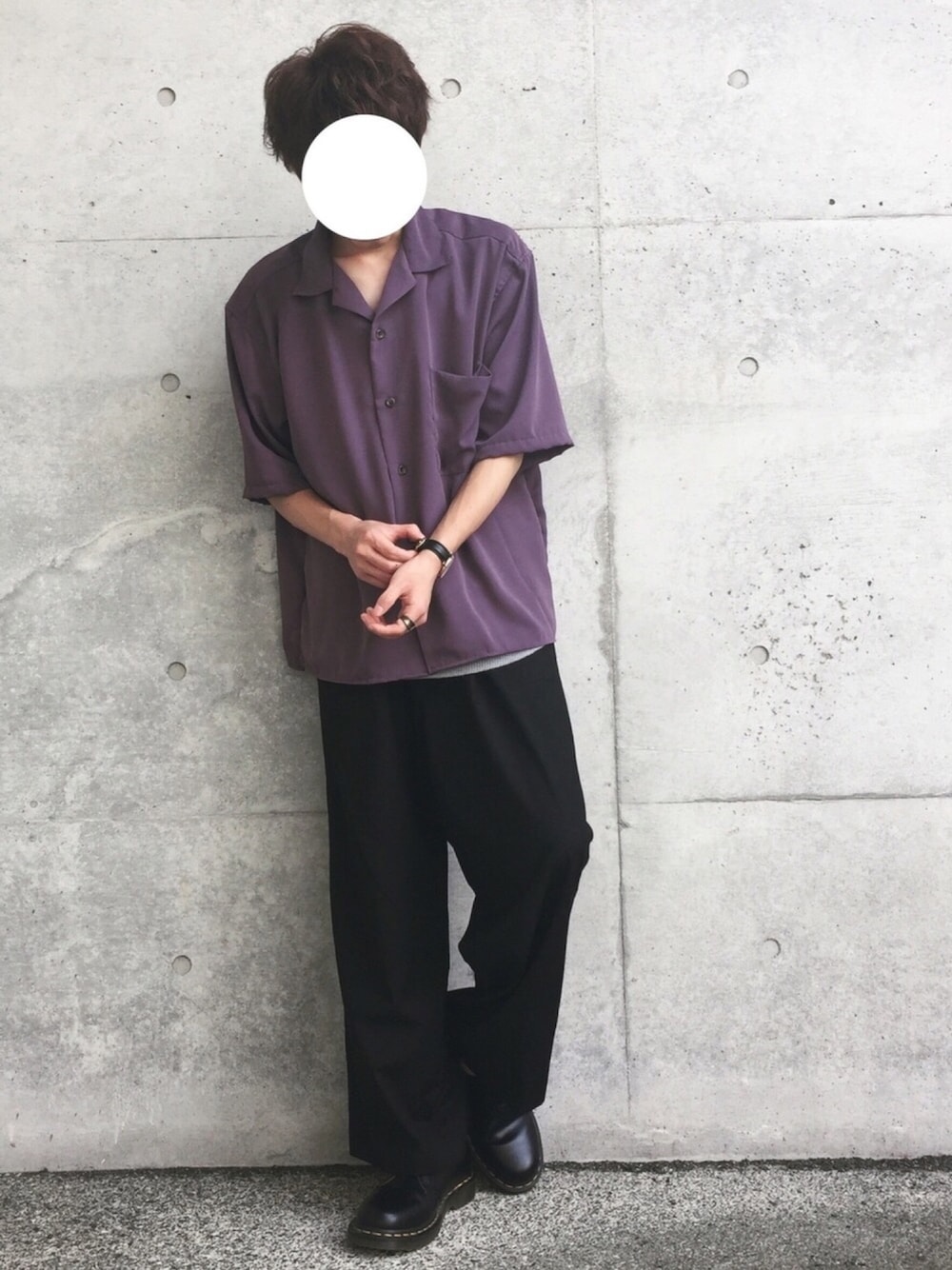 「オープンカラーシャツ、おしゃれさんと繋がりたい、レイヤードスタイル、ワイドパンツ、HARE、モード系、Dr.Martens」｜「HAREのサテンカイキンシャツ(HARE)（シャツ/ブラウス、パープル系）」を使った、moripy.さん（メンズ・167cm）の夏コーディネートの1枚目の写真