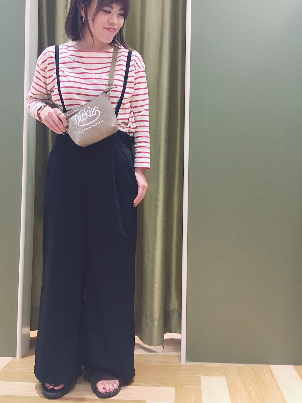 「Green Parks、greenparks、グリーンパークス、ボーダー、サロペット、Dickies、カジュアルコーデ」｜「Green　Parksの・ボーダーカットプルオーバー（Tシャツ/カットソー、パープル系）」を使った、maikoさん（レディース・157cm）の夏コーディネートの1枚目の写真