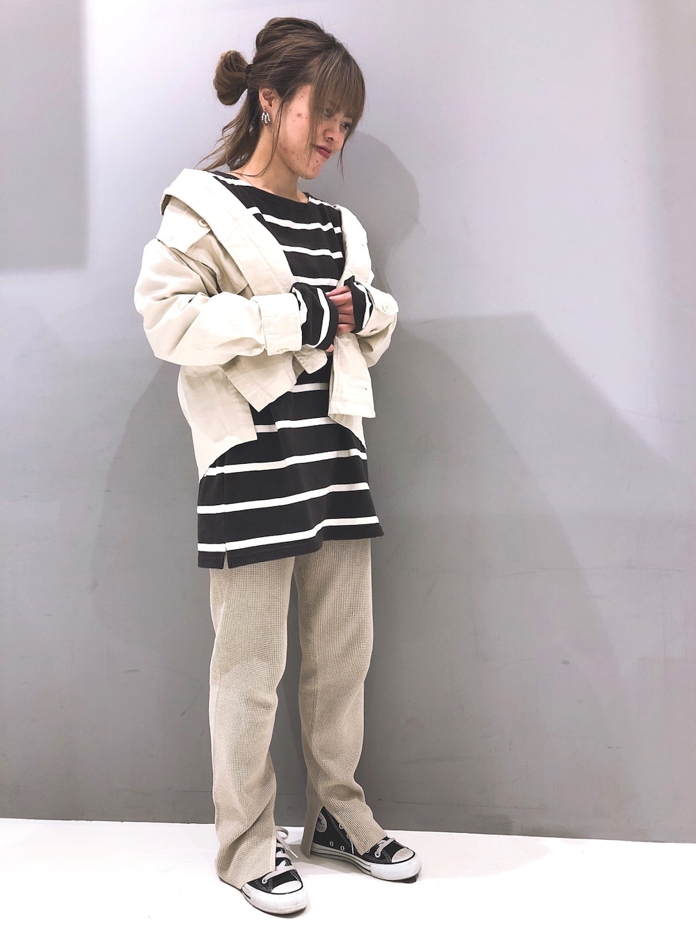 ブラック系のTシャツ/カットソー、ホワイト系のミリタリージャケット、ベージュ系のその他パンツを着用したレディースの春コーディネートの1枚目の写真