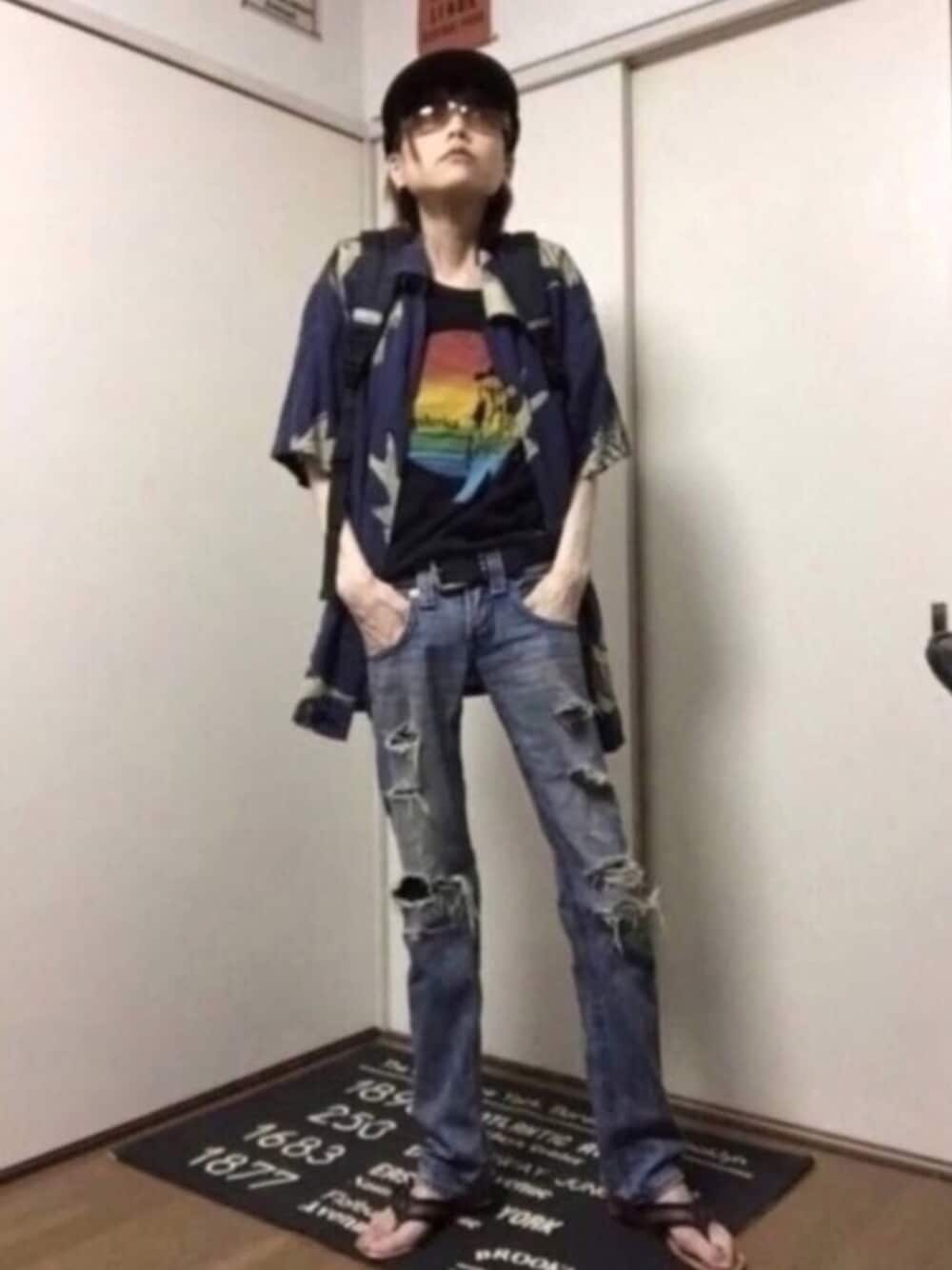 ブルー系のデニムパンツ、ブルー系のシャツ/ブラウス、ブラック系のTシャツ/カットソーを着用したレディースの夏コーディネートの1枚目の写真