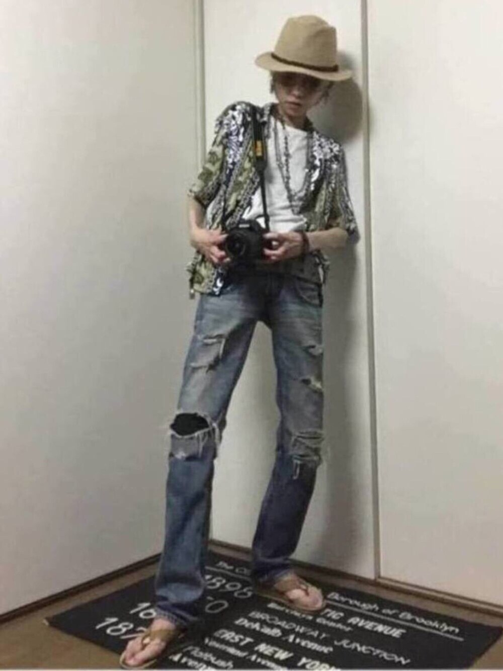 「デニム、柄シャツ、デニムパンツ、カメラ女子、夏コーデ、アロハシャツ、古着、used」｜「OZONE ROCKSのアイテム（Tシャツ/カットソー、ホワイト系）」を使った、うーたんさん（レディース・156cm）の夏コーディネートの1枚目の写真