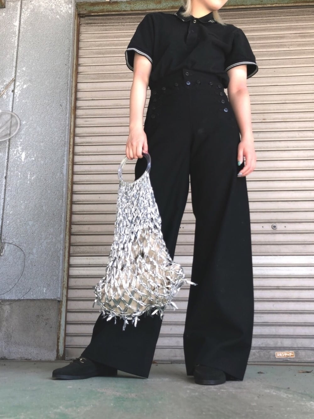 「古着、黒コーデ、navalclothingfactory、ポロシャツ」｜「Laugoaの【Laugoa】BIARRITZ（ハンドバッグ、シルバー系）」を使った、メグさん（レディース・167cm）の夏コーディネートの1枚目の写真
