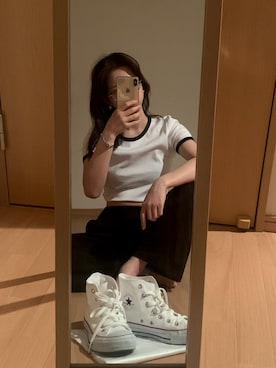 「ホワイトスニーカー」｜「アイテム（スウェットパンツ）」を使った、YOSYUAさん（レディース・156cm）の春コーディネート