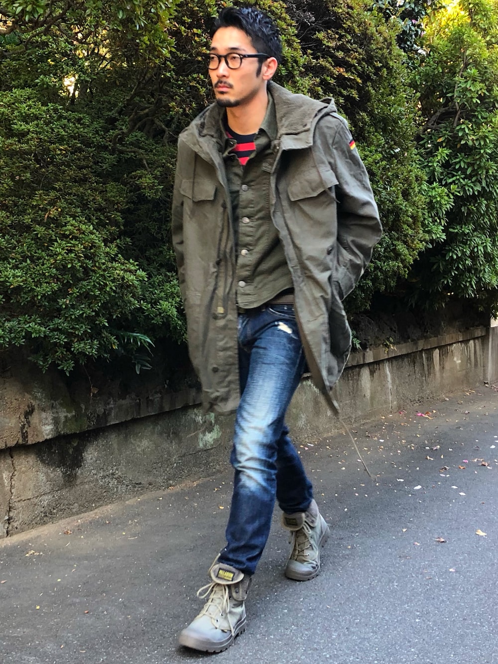 グリーン系のブーツ、ブルー系のデニムパンツ、グリーン系のデニムジャケットを着用したメンズの冬コーディネートの1枚目の写真