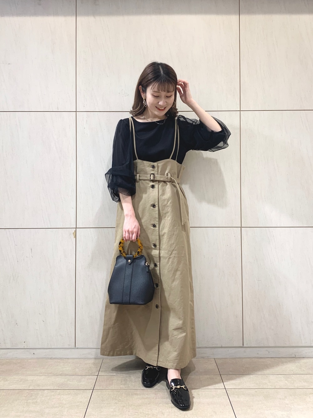 「袖ボリューム、チュール、ジャンパースカート、ベージュスカート、ローファー、大人ガーリー、大人かわいい、mysty woman」｜「mysty womanのチュールタック7分袖プルオーバー 872303（Tシャツ/カットソー、ブラック系）」を使った、MiOさん（レディース・155cm）の春コーディネートの1枚目の写真