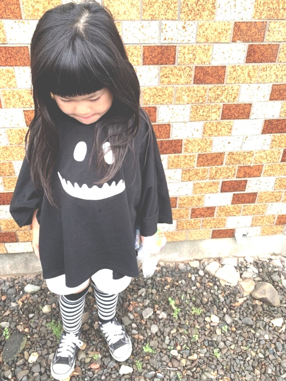 「ハロウィンコーデ、おばけ、キッズファッション、おんなのこ、ボーダーソックス、5歳、b.Room」｜「b・ROOMの変形おばけTシャツ（Tシャツ/カットソー、ブラック系）」を使った、sakuさん（キッズ・110cm）の秋コーディネートの1枚目の写真