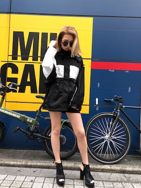 「アイテム（マウンテンパーカー）」を使った、ENVYM_RIKAさん（レディース・161cm）の春コーディネート