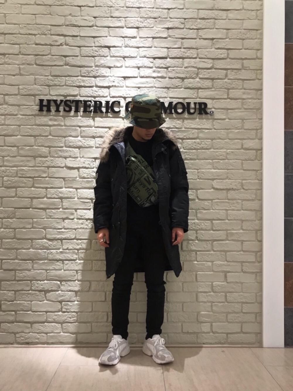 「カジュアル、シンプル、ロック、ストリート、冬コーデ、大人カジュアル、ポーター、Hysteric Glamour、ウエスト」｜「HYSTERIC GLAMOURのSU加工ISKOツイル スリムPT（デニムパンツ、ブラック系）」を使った、t.さん（メンズ・165cm）の秋コーディネートの1枚目の写真