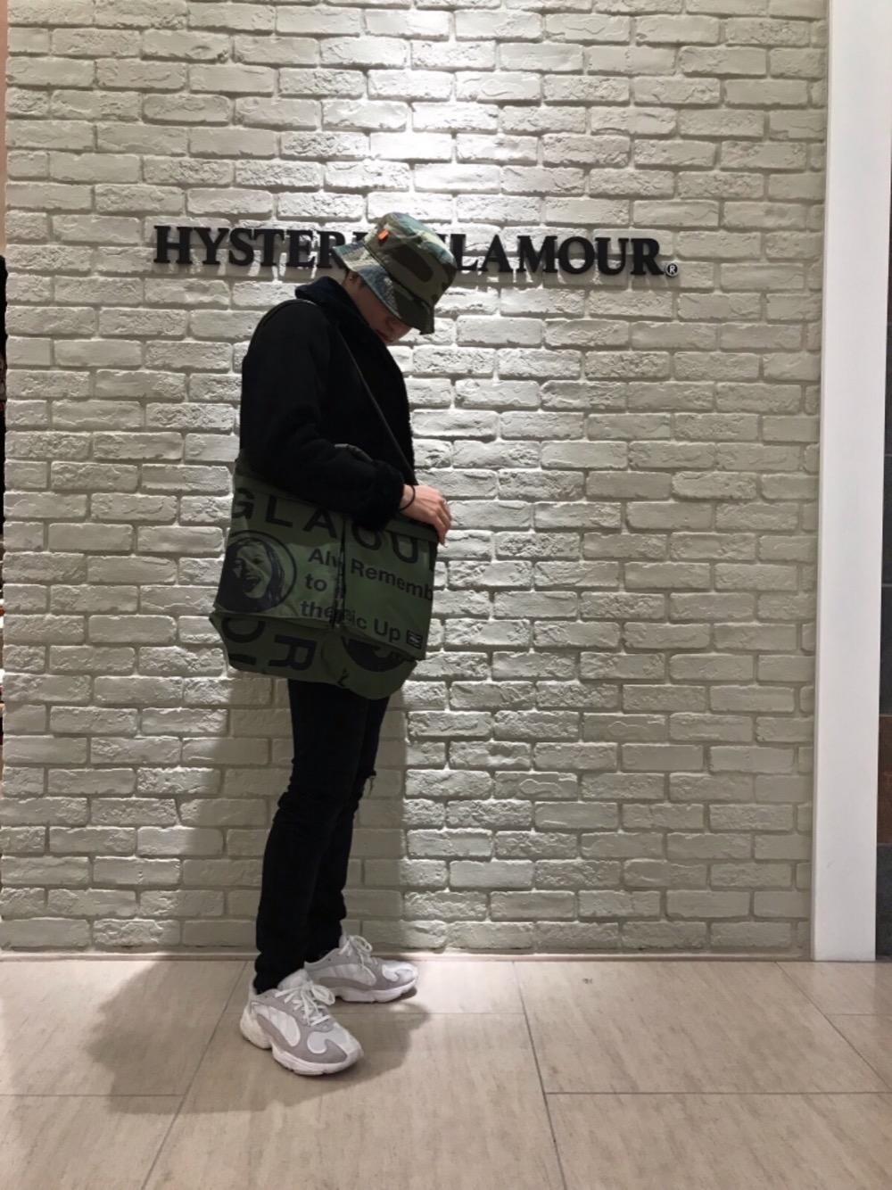 「カジュアル、シンプル、ロック、ストリート、冬コーデ、大人カジュアル、ポーター、Hysteric Glamour」｜「HYSTERIC GLAMOURのSU加工ISKOツイル スリムPT（デニムパンツ、ブラック系）」を使った、t.さん（メンズ・165cm）の秋コーディネートの1枚目の写真