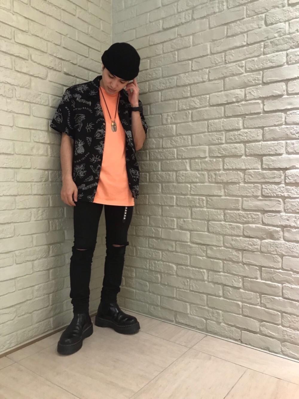 ブラック系のシャツ/ブラウス、オレンジ系のTシャツ/カットソー、ブラック系のその他パンツを着用したメンズの夏コーディネートの1枚目の写真