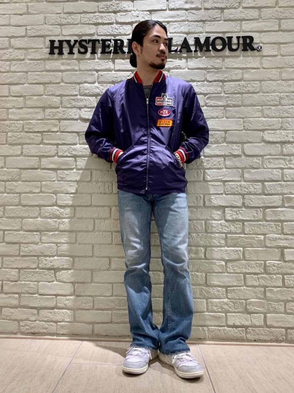 「長袖シャツ、ライトアウター、カジュアルコーデ、ストリートコーデ、秋コーデ、アメカジコーデ、でにむ、ロンt、hysteric glamour」｜「HYSTERIC GLAMOURのHG SPARKSアップリケレーシングジャケット（ナイロンジャケット、ブルー系）」を使った、t.さん（メンズ・165cm）の秋コーディネートの1枚目の写真