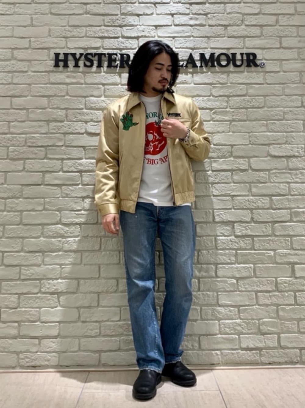 「シンプルコーデ、カジュアルコーデ、ストリートコーデ、アメカジコーデ、でにむ、春こーで、らふこーで、Ｔシャツ」｜「HYSTERIC GLAMOURのストレートデニムパンツ（デニムパンツ、ブルー系）」を使った、t.さん（メンズ・165cm）の冬コーディネートの1枚目の写真