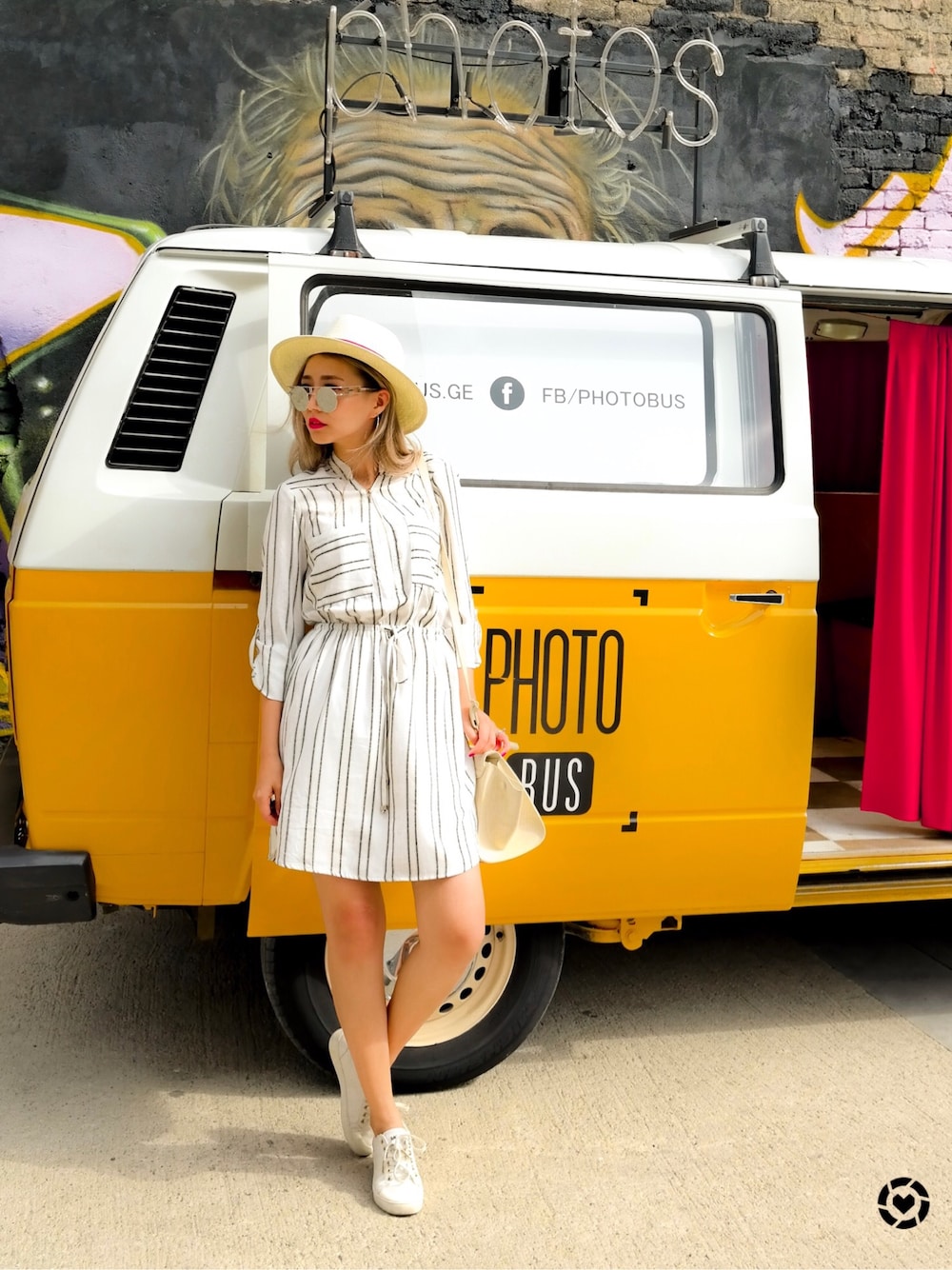 「summer、girl、sporty、printdress、sneakers」｜「Nordstromのアイテム（ドレス、ホワイト系）」を使った、queenhorsfallさん（レディース・163cm）の夏コーディネートの1枚目の写真