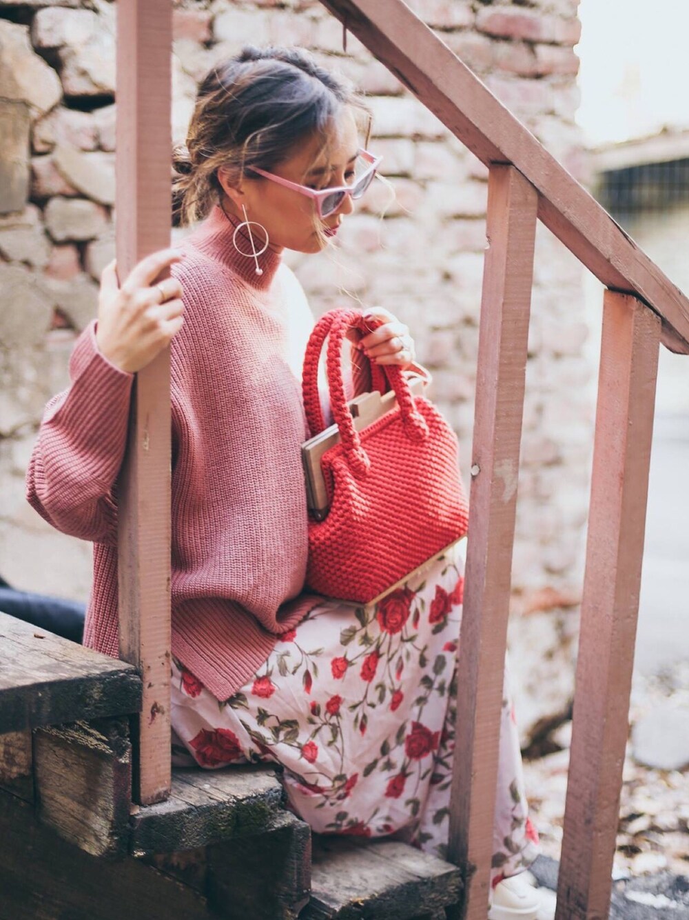 「summer、floral、streetstyle、streetfashion、ootd、knitwear」｜「Woyoyoのアイテム（ハンドバッグ、レッド系）」を使った、queenhorsfallさん（レディース・163cm）の冬コーディネートの1枚目の写真