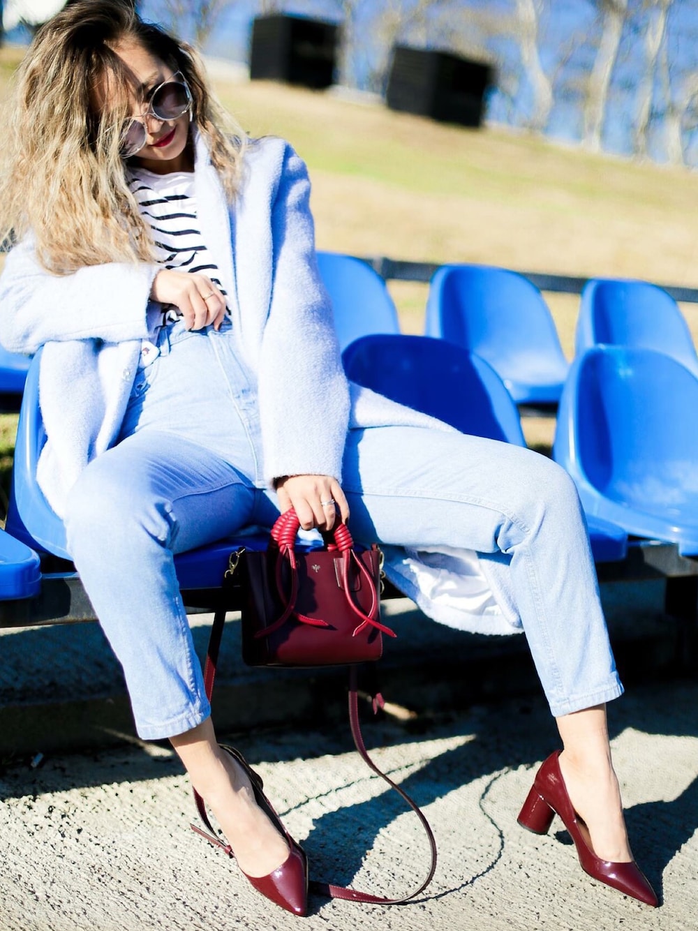 「Boyfriend Jeans、stripe、denim、winter、luckychouette」｜「ZARAのアイテム（デニムパンツ、ブルー系）」を使った、queenhorsfallさん（レディース・163cm）の冬コーディネートの1枚目の写真