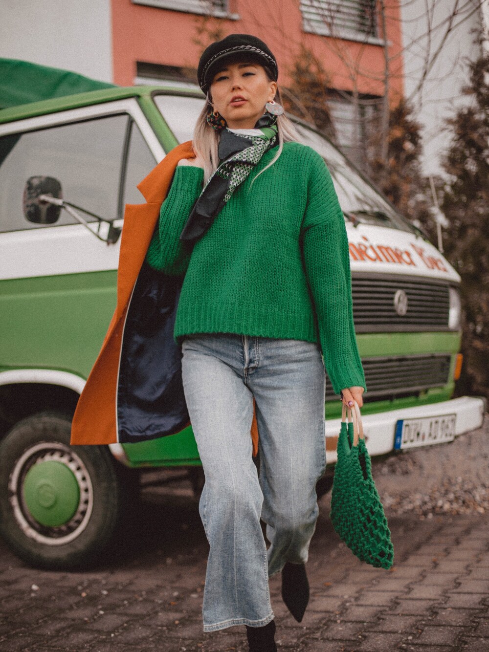 「green、knitwear、winter、ootd、streetstyle、fashion、STYLE」｜「Lulusのアイテム（ニット/セーター、グリーン系）」を使った、queenhorsfallさん（レディース・163cm）の冬コーディネートの1枚目の写真