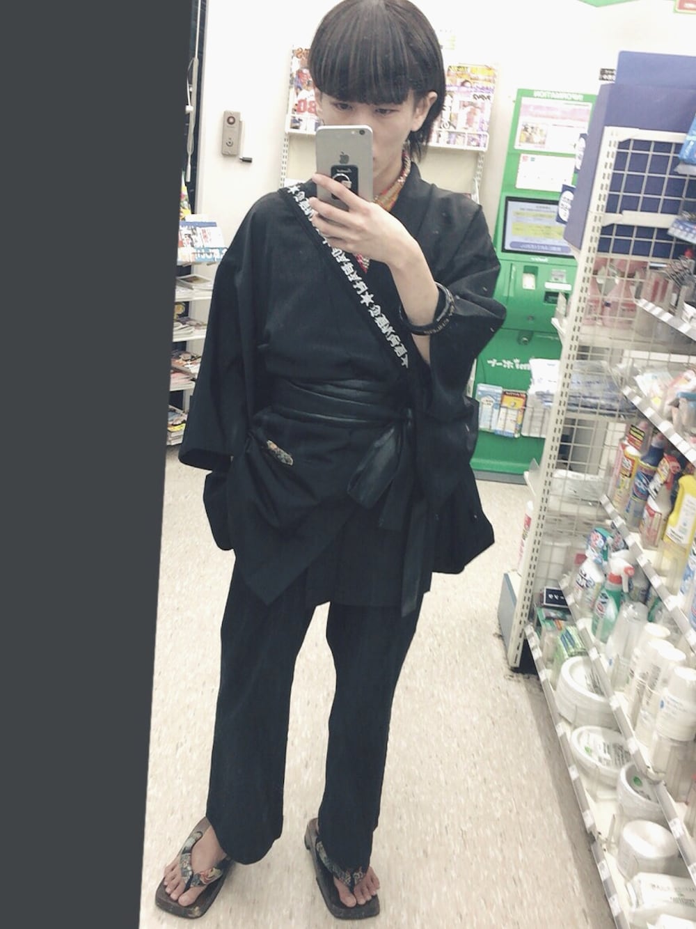 「着物羽織、下駄、ブラック、サッシュベルト」｜「G.V.G.V.の”JAPAN”EMB.CROSS BODY TOTE(WEB･ONLYSHOP別注)（トートバッグ、ブラック系）」を使った、Eijiさん（メンズ・165cm）の春コーディネートの1枚目の写真