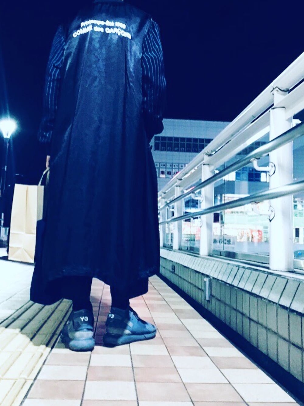 「モード、ラフコーデ、冬コーデ、秋コーデ、コムデギャルソン、Y-3、スニーカー」｜「COMME des GARCONSのアイテム（ジャケット/アウター、ブラック系）」を使った、Rikuさん（メンズ・174cm）の秋コーディネートの1枚目の写真