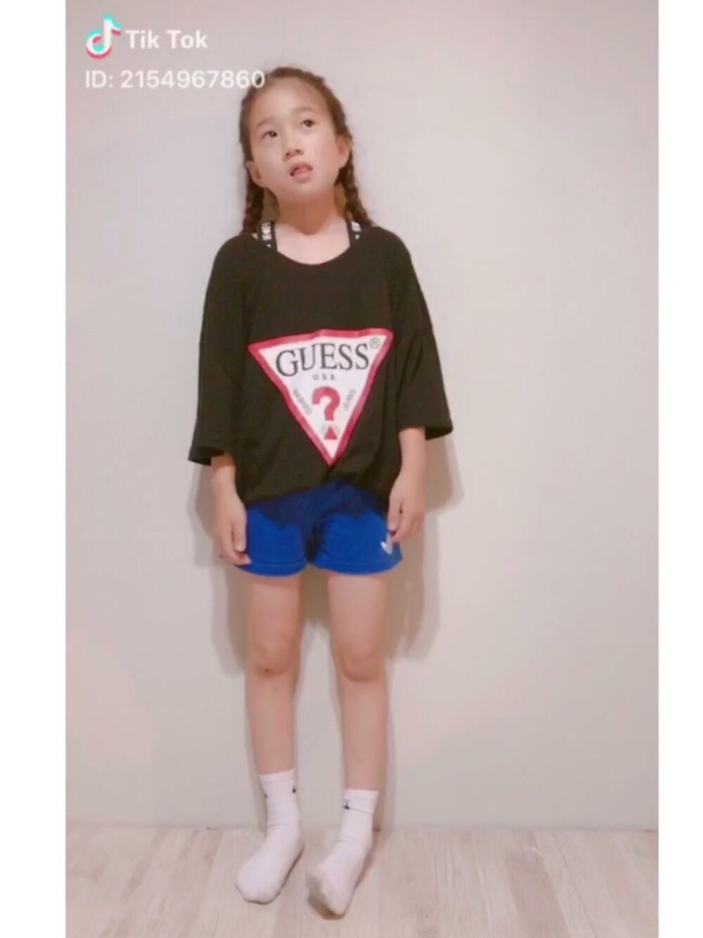 mimimiさんの「GUESS(ゲス) ロゴTシャツ（Guess）」を使ったコーディネート