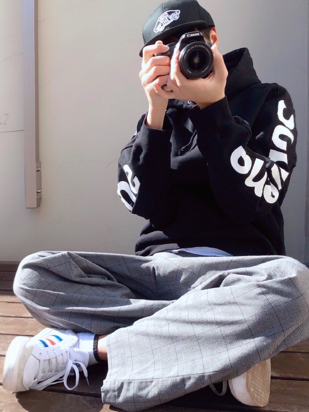 「カジュアルコーデ、おしゃれさんと繋がりたい、休日スタイル、春コーデ、スニーカー、いいね、save、フォローお願いします🤑、黒、ストリート、カジュアル、チョコ色に染まれ」｜「Supreme のアイテム（パーカー、ブラック系）」を使った、SHUさん（メンズ・183cm）の冬コーディネートの1枚目の写真