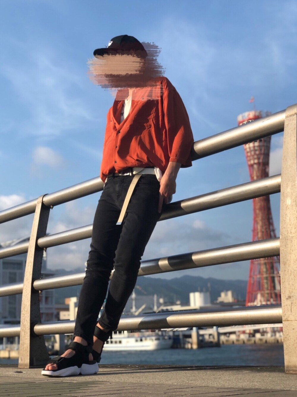 「春夏コーデ、きれいめカジュアル、オーバーサイズ、シャツ、スキニー、スポーツサンダル、オレンジ」｜「VANSの[VANS/バンズ] SK8OTW SIX-PANELS CAP キャップ（キャップ、ブラック系）」を使った、SHUさん（メンズ・183cm）の春コーディネートの1枚目の写真