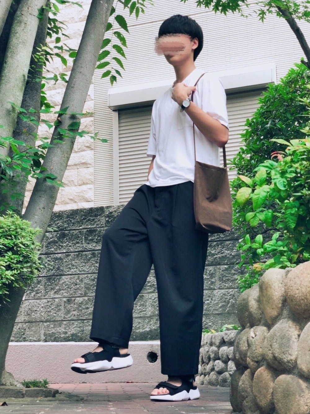 「夏だ！Tシャツ着よう！、シンプル、夏、休日スタイル、サンダル、ゆるコーデ、黒」｜「neosの【neos -sellect design-】ルーズシルエット 接触冷感 ポケ付き クルーネックTシャツ（Tシャツ/カットソー、ホワイト系）」を使った、SHUさん（メンズ・183cm）の夏コーディネートの1枚目の写真