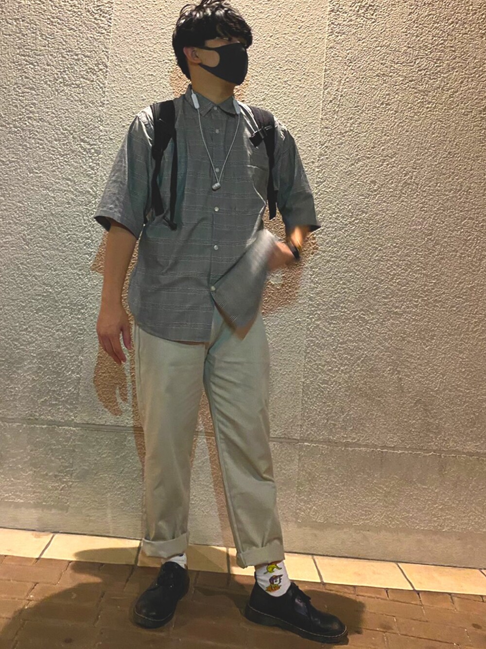 その他のTシャツ/カットソー、ベージュ系のパンツ、ブラック系のドレスシューズを着用したメンズの夏コーディネートの1枚目の写真