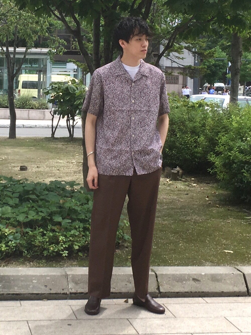 パープル系のシャツ/ブラウス、ブラウン系のその他パンツ、ブラック系のスリッポンを着用したメンズの夏コーディネートの1枚目の写真