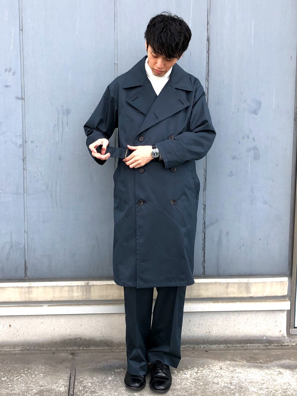 ホワイト系のTシャツ/カットソー、ブルー系のステンカラーコート、ブルー系のスラックスを着用したメンズの秋コーディネートの1枚目の写真