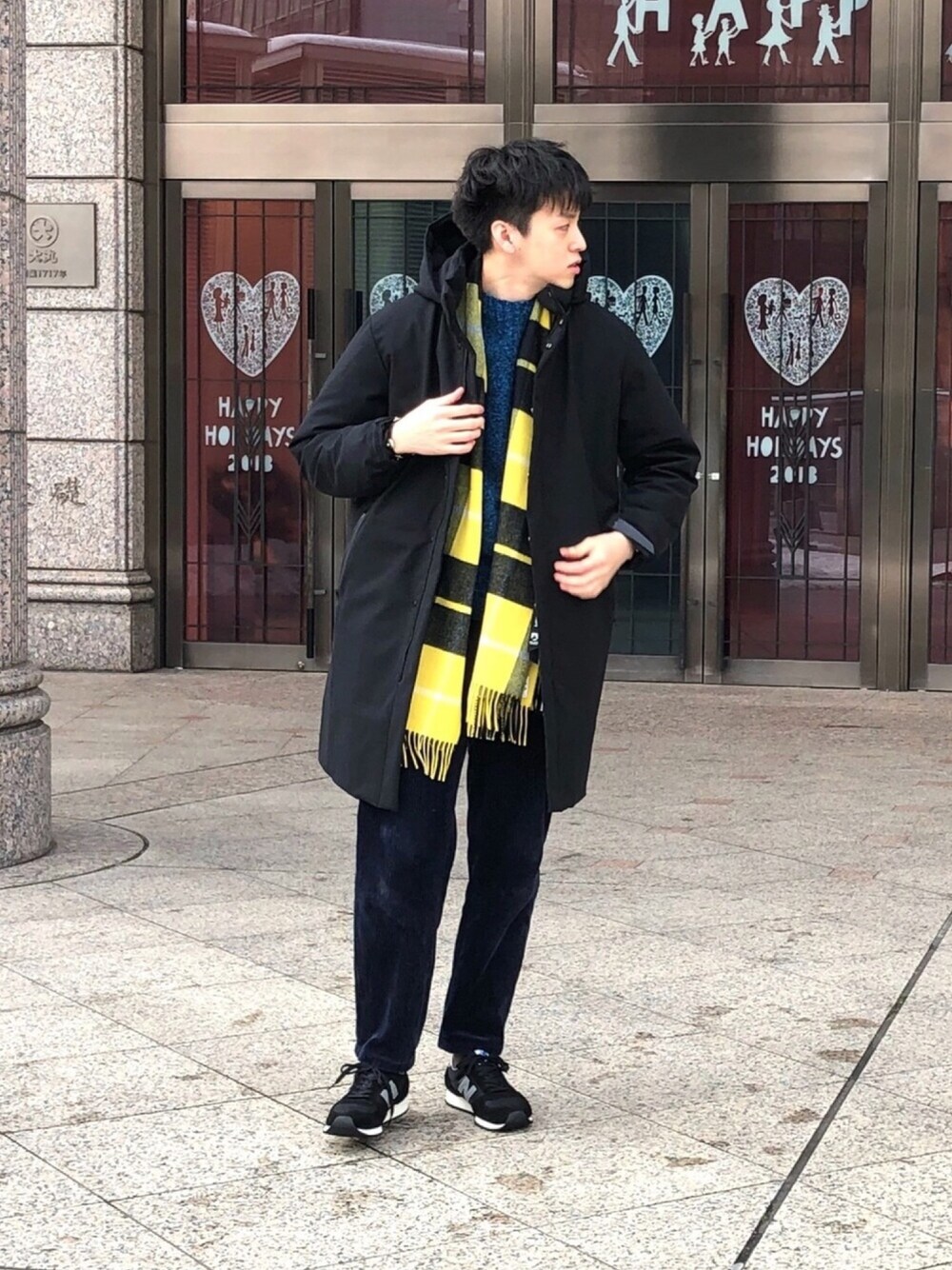 ブラック系のダウンジャケット/コート、イエロー系のマフラーを着用したメンズの冬コーディネートの1枚目の写真