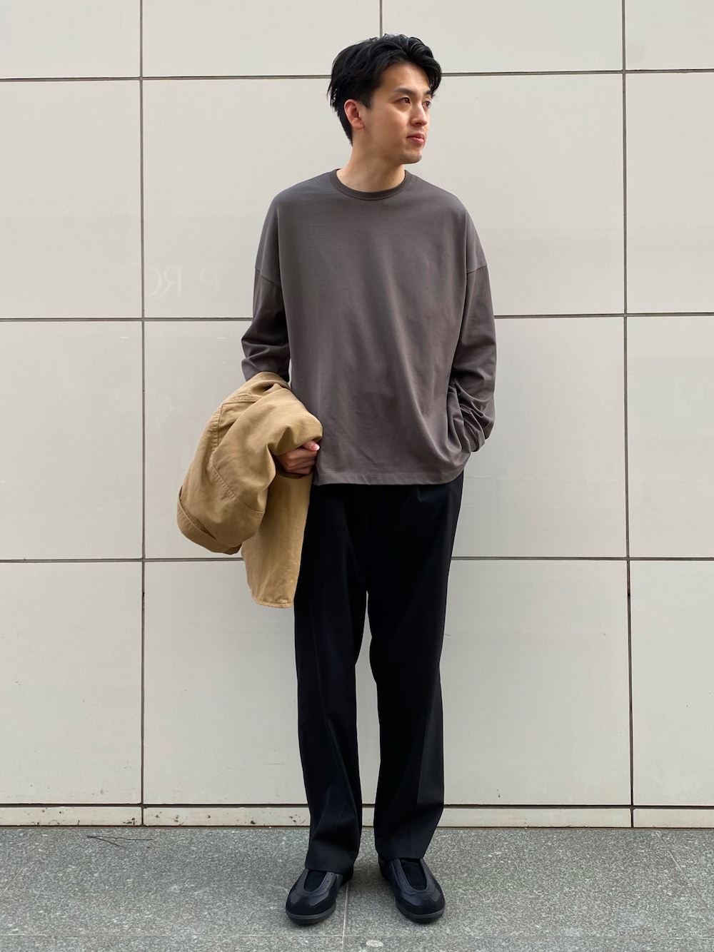 グレー系のTシャツ/カットソー、イエロー系のシャツ/ブラウスを着用したメンズの春コーディネートの1枚目の写真