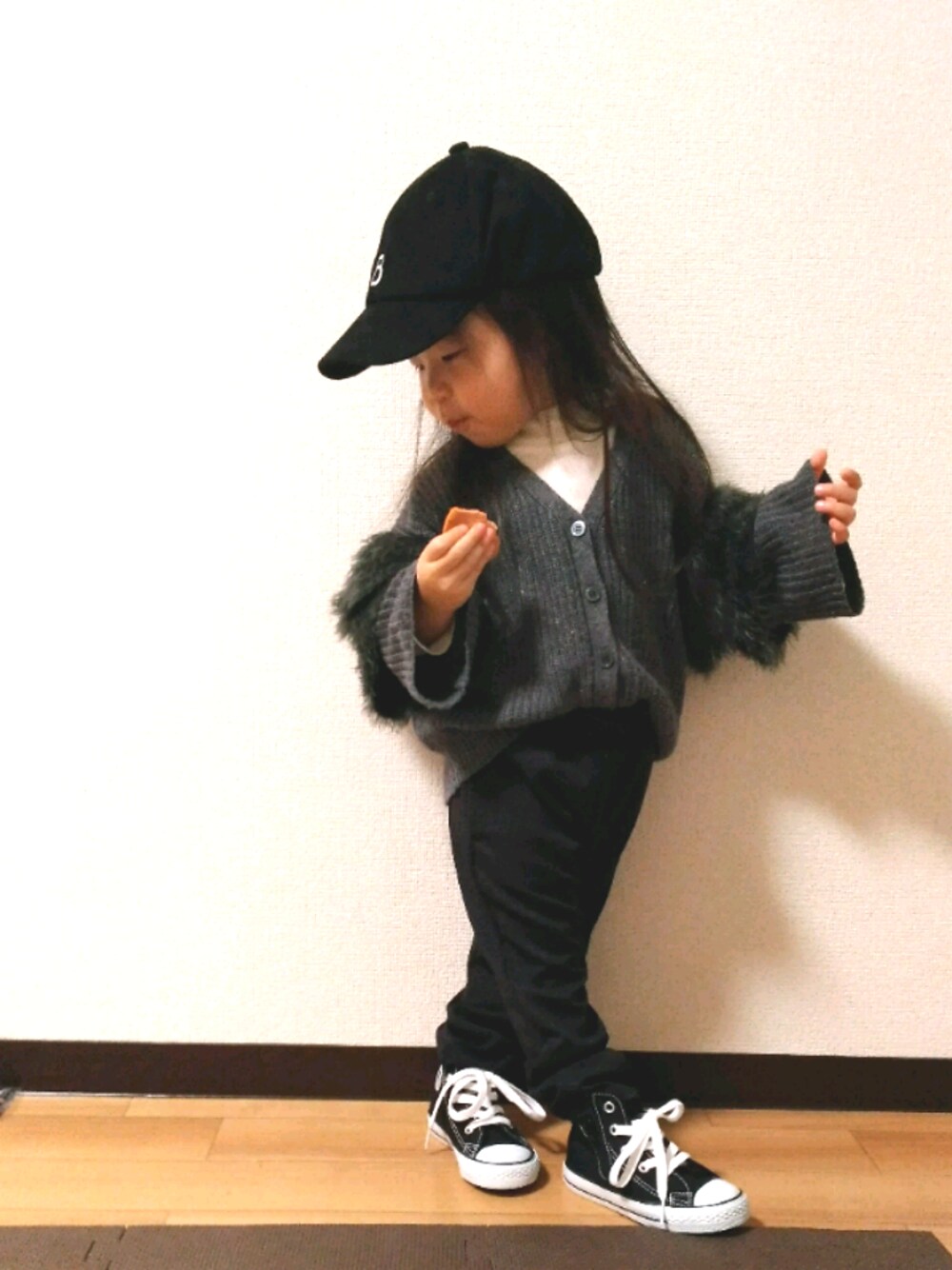 グレー系のカーディガン/ボレロ、ブラック系のTシャツ/カットソー、ブラック系のスニーカーを着用したキッズの冬コーディネートの1枚目の写真