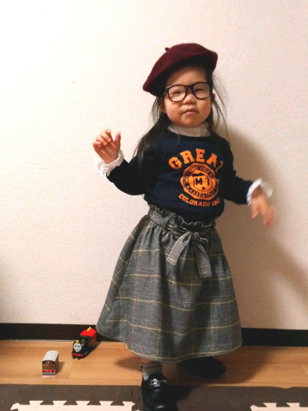 ホワイト系のシャツ/ブラウス、ブルー系のスウェット、グレー系のスカートを着用したキッズの冬コーディネートの1枚目の写真