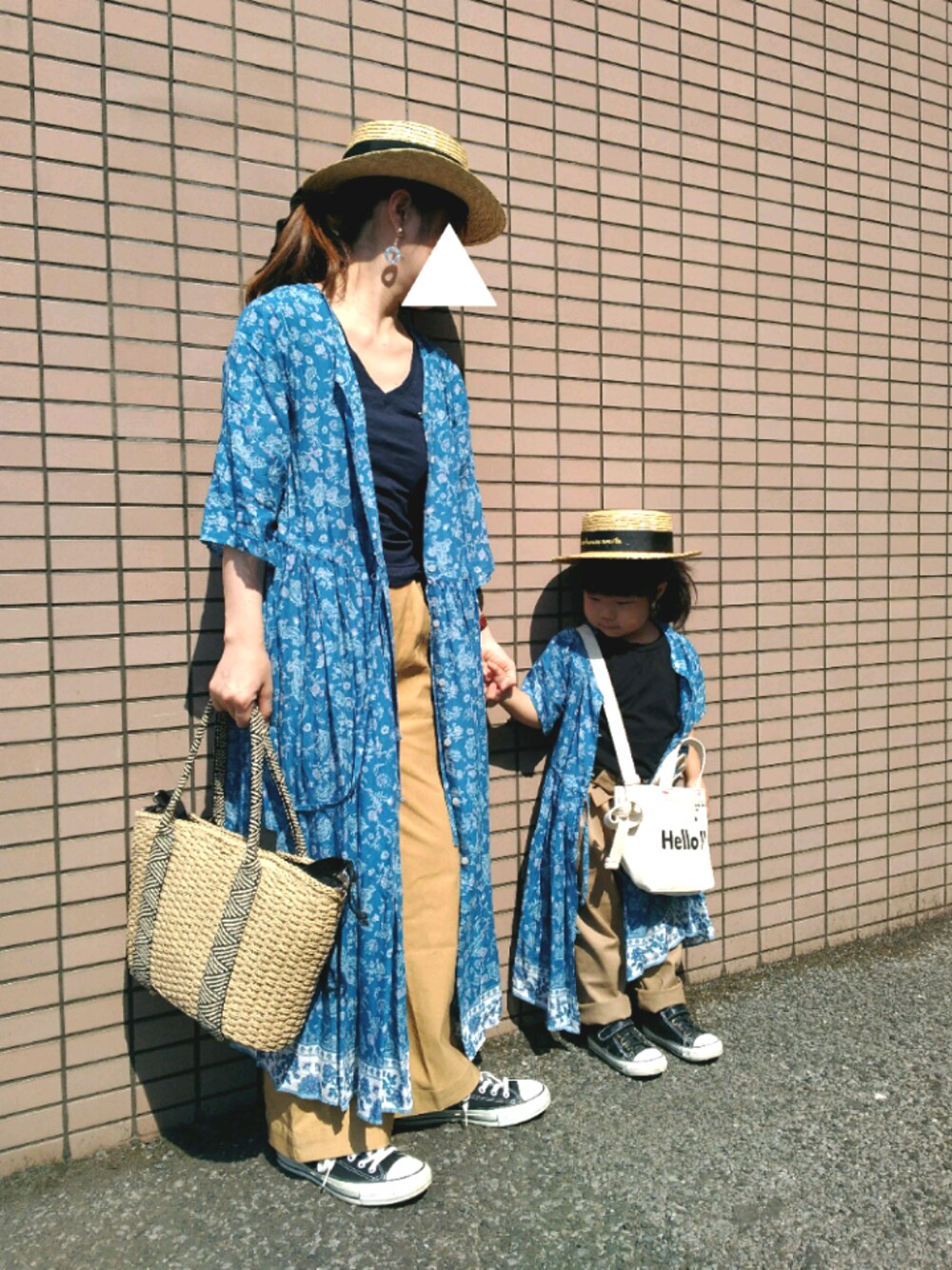 ブルー系のワンピース、ブルー系のワンピース、ベージュ系のパンツを着用したキッズの夏コーディネートの1枚目の写真