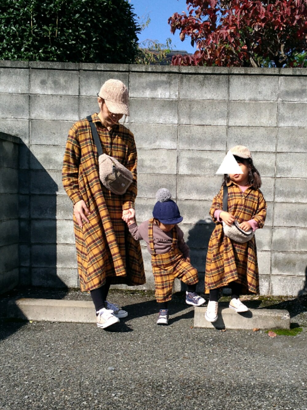 「親子コーデ、親子でおそろい、親子リンク、おそろいコーデ、リンクコーデ、2019秋チェッカーず、チェックワンピース、チェック、コーデュロイキャップ、ベージュスニーカー」｜「DISCOATのLeeボアボディーバッグ（ボディバッグ/ウエストポーチ、ブラウン系）」を使った、yur★takさん（キッズ・100cm）の秋コーディネートの1枚目の写真