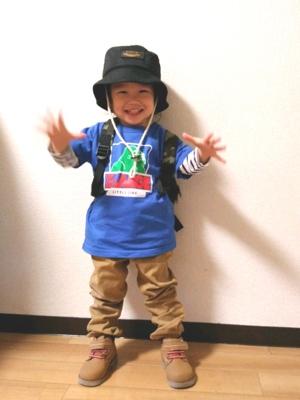 「やっぱりストリートが好き、バケットハット、ミリタリー、ストリート、カモフラ、XLARGE、AVIREX、2歳、チノパン、秋コーデ」｜「AVIREXのAVIREX/ アヴィレックス ナイロンハット（ハット、ブラック系）」を使った、yur★takさん（キッズ・100cm）の秋コーディネートの1枚目の写真