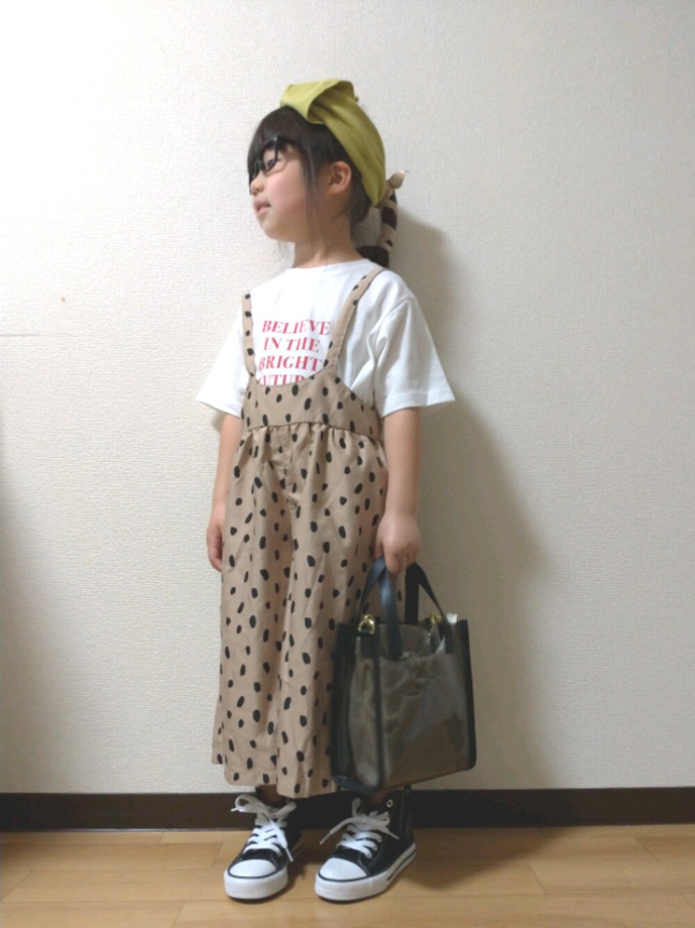 「スニーカー、春夏コーデ、赤ロゴ、ロゴT、サロペット、ヘアバンド、プチプラ、クリアバッグ、レオパード、ダルメシアン柄」｜「GLOBAL WORKの【キッズ】DRYグラフィックT半袖/933562（Tシャツ/カットソー、その他）」を使った、yur★takさん（キッズ・110cm）の春コーディネートの1枚目の写真