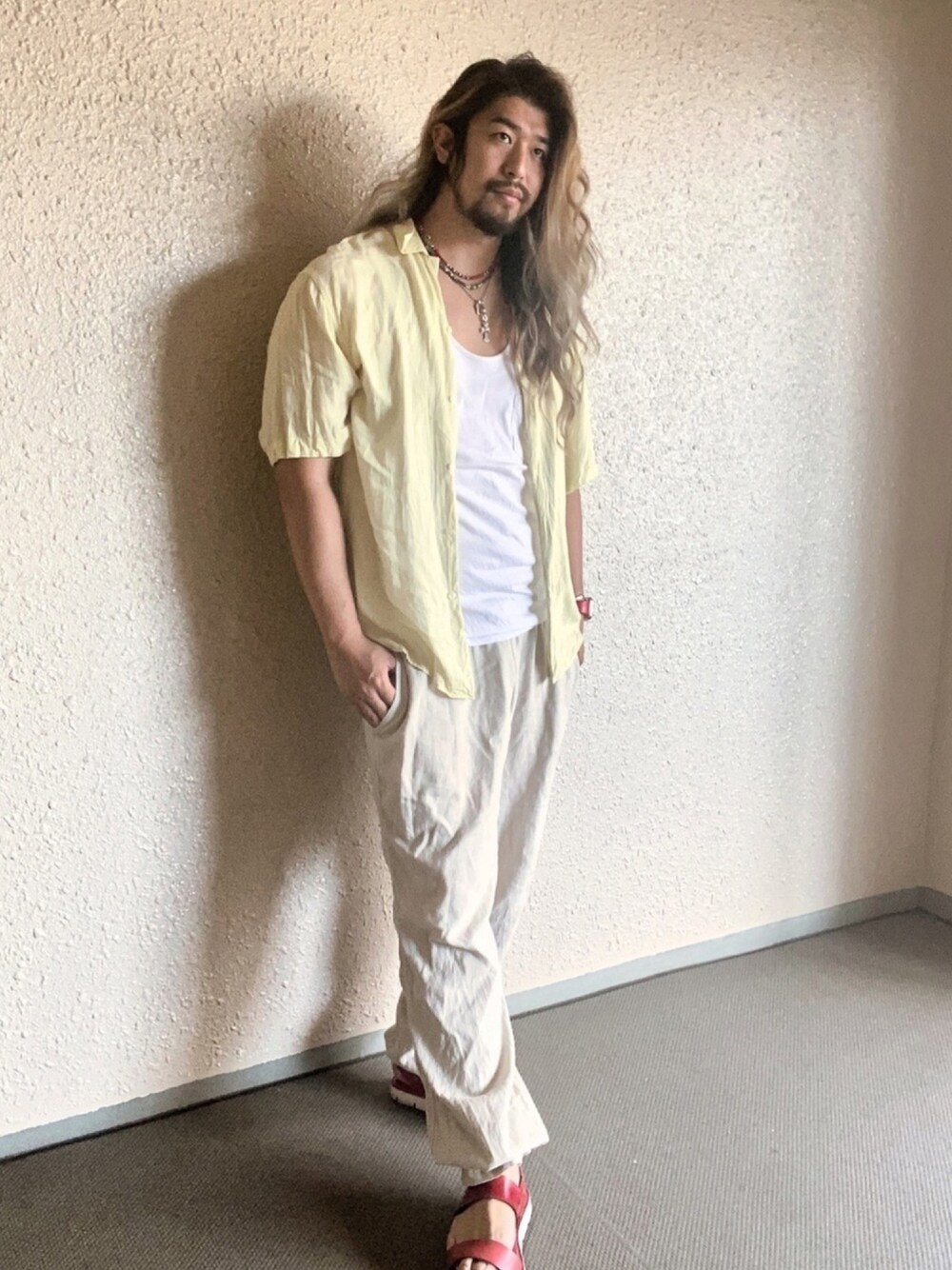 イエロー系のシャツ/ブラウス、ホワイト系のタンクトップ、レッド系のサンダルを着用したメンズの夏コーディネートの1枚目の写真