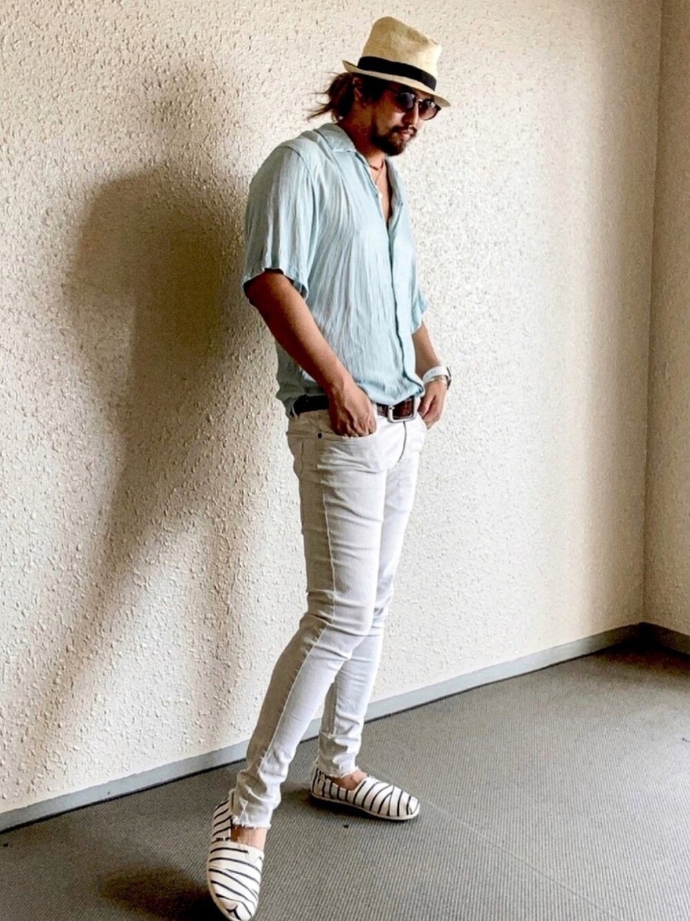 ホワイト系のスリッポン、ベージュ系のデニムパンツ、ブルー系のシャツ/ブラウスを着用したメンズの夏コーディネートの1枚目の写真