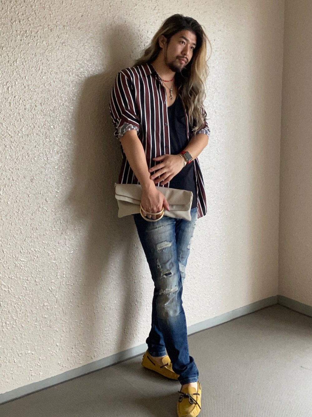 その他のシャツ/ブラウス、ブルー系のデニムパンツ、イエロー系のモカシン/デッキシューズを着用したメンズの夏コーディネートの1枚目の写真