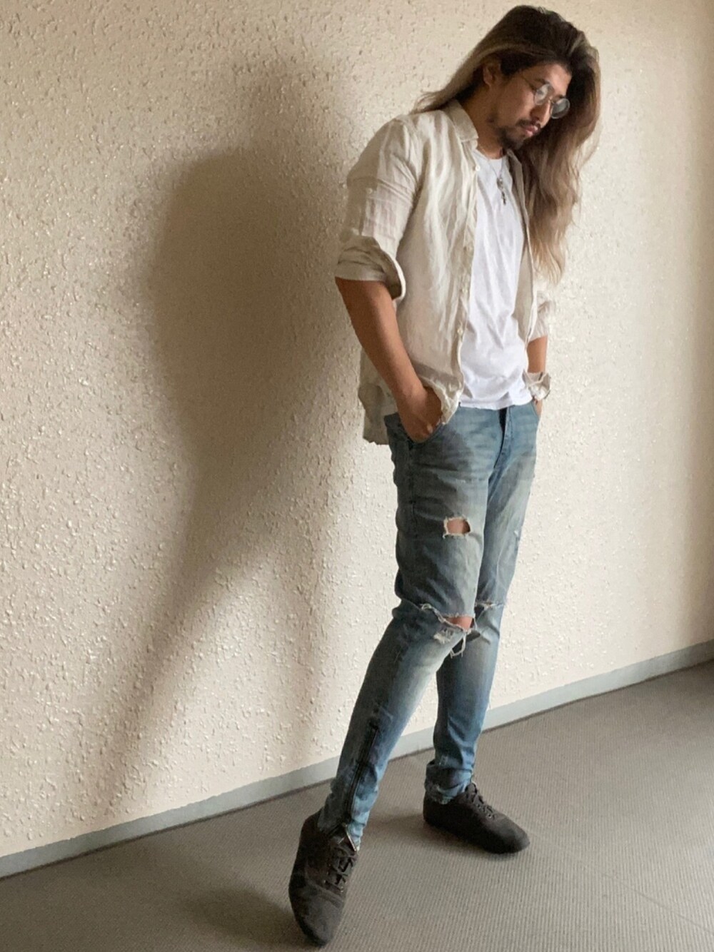 グレー系のその他シューズ、ブルー系のデニムパンツ、グレー系のTシャツ/カットソーを着用したメンズの夏コーディネートの1枚目の写真