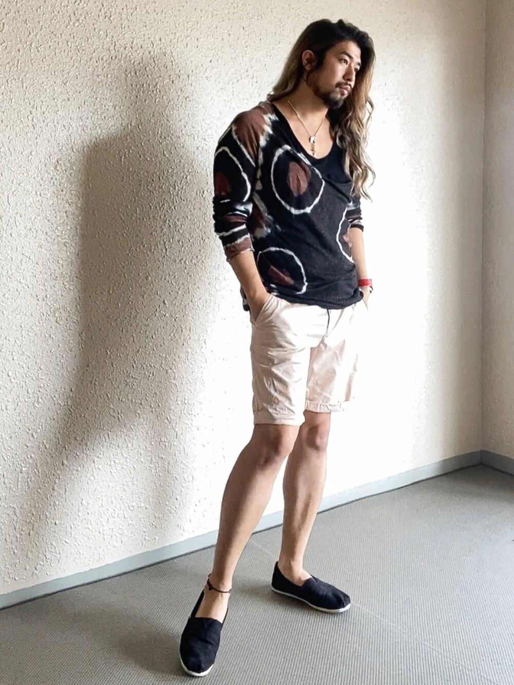 ブラック系のモカシン/デッキシューズ、ベージュ系のその他パンツ、ブラック系のその他トップスを着用したメンズの夏コーディネートの1枚目の写真