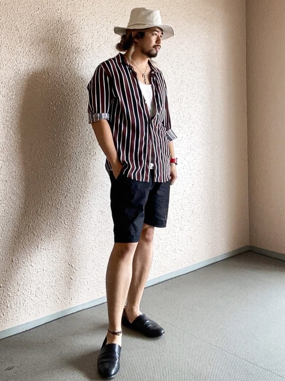 ブラック系のスリッポン、ブラック系のその他パンツ、その他のシャツ/ブラウスを着用したメンズの夏コーディネートの1枚目の写真