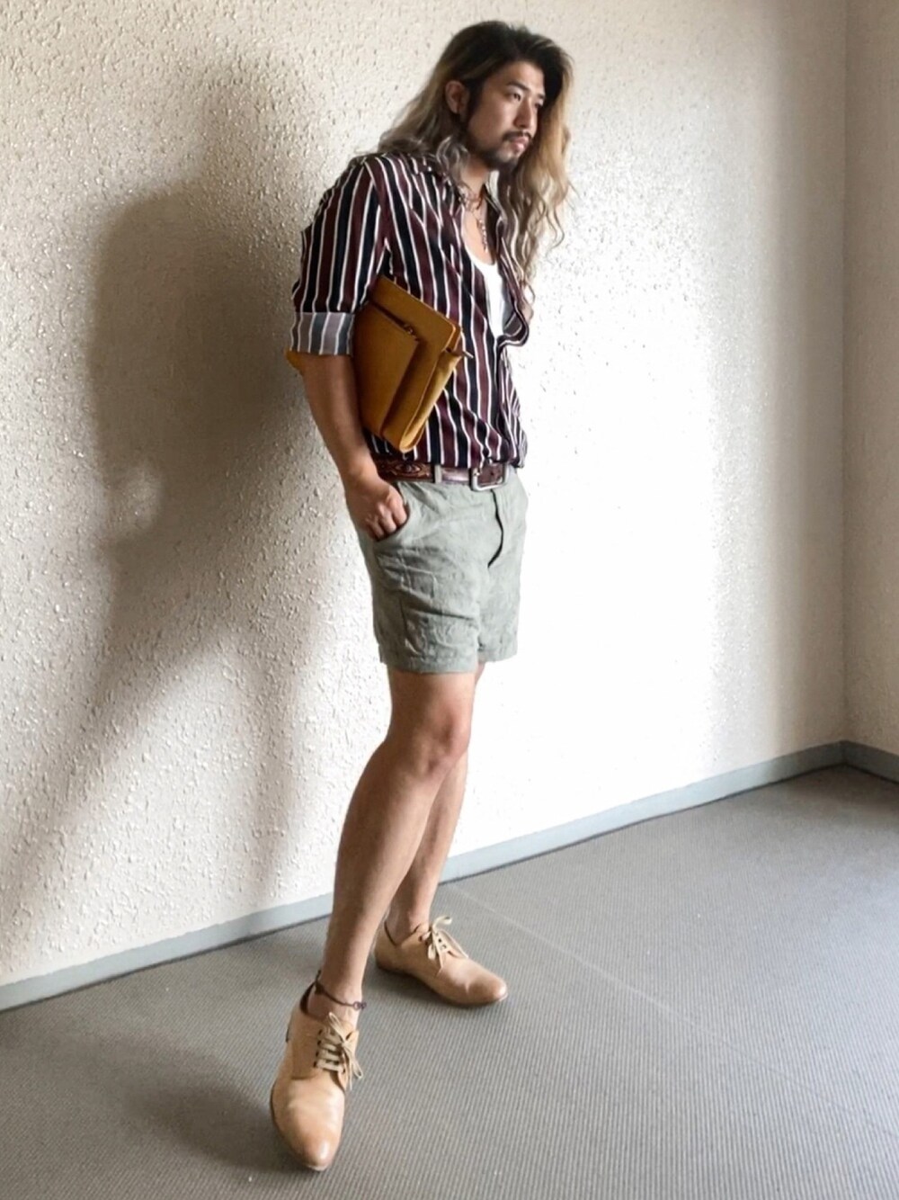 ベージュ系のローファー、グリーン系のその他パンツ、その他のシャツ/ブラウスを着用したメンズの夏コーディネートの1枚目の写真