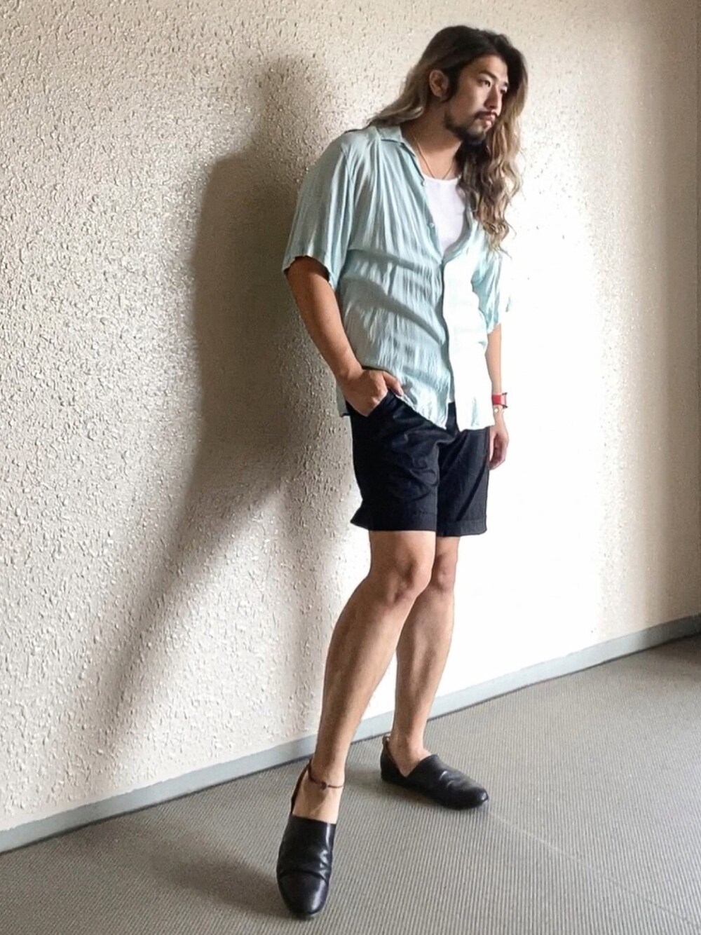 ブラック系のスリッポン、ブラック系のその他パンツ、ブルー系のシャツ/ブラウスを着用したメンズの夏コーディネートの1枚目の写真