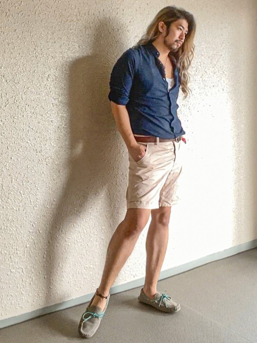 グレー系のモカシン/デッキシューズ、ベージュ系のその他パンツ、ブルー系のシャツ/ブラウスを着用したメンズの夏コーディネートの1枚目の写真