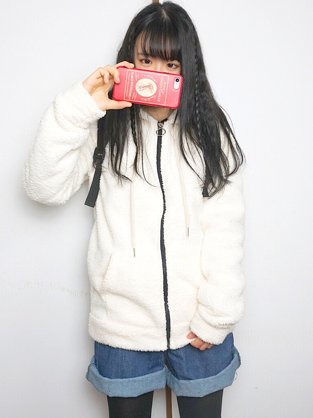 「シンプル、オトナカジュアル、パンツスタイル、春、低身長、デニムパンツ、ショートパンツ、ショートデニム、タイツ、黒リュック」｜「node.のアイテム（その他アウター、ホワイト系）」を使った、Emmaさん（レディース・157cm）の冬コーディネートの1枚目の写真